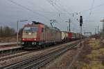 Durchfahrt von Baecon Rail/Crossrail 185 590-7 am 20.12.2013 mit einem buntem Kistenzug in Orschweier gen Freiburg.