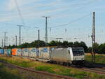 186 264-8, vermietet von Akiem an CTL, zieht einen Taschenwagen-Zug durch Großkorbetha Richtung Süden.