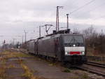 CTL 189 802-2 schiebt am 16.12.2017 in Großkorbetha die CTL 185 564-2 aus der Abstellung.