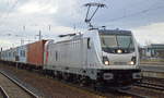 Eine von den fünf neuen akiem 187ér der CTL, die 187 503-8 [NVR-Number: 91 80 6187 503-8 D-AKIEM] mit Containerzug am 13.03.18 Bf. Flughafen Berlin-Schönefeld. 