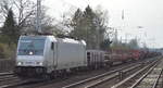 CTL mit der akiem Lok 186 261-4 und einem Güterzug Stahlerzeugnisse auf Drehgestell-Flachwagen am 12.04.18 Berlin-Hirschgarten Richtung Frankfurt/Oder.