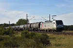 Akiem 187 504-6 mit der  25 Jahre CTL Logistics  und Ermewa Kesselwagen im Schlepp. 3km östlich von Büchen, 06.08.2018.