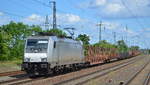 CTL Logistics GmbH, Berlin [D] mit  186 267-1  [NVR-Nummer: 91 80 6186 267-1 D-AKIEM] und einem gemischten Güterzug Drehgestell-Flachwagen (leer) am 26.05.20 Bf. Saarmund.