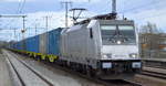 CTL Logistics GmbH, Berlin [D] mit  186 266-3  [NVR-Nummer: 91 80 6186 266-3 D-AKIEM] und Containerzug am 14.04.21 Durchfahrt Bf.