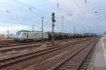 Die 37 030 wartet mit einem Kesselwagenzug am 11.01.2015 im Bahnhof Oranienburg.