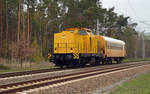 293 008 der Bahnbau Gruppe rollte am 12.04.19 mit einem Begleitwagen durch Marxdorf Richtung Zeithain.