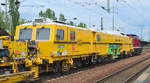 Am Haken von 298 135-5 eine Gleisstopfmaschine der DB Bahnbau Gruppe (GSM 342) Typ P&T STOPFEXPRESS 09-3X (D-DB 99 80 9121 009-1) am 17.05.19 Bf.