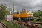 Am Nachmittag des 24.04.2019 stand die 218 449-7 der DB Bahnbau Gruppe abgestellt neben einem alten DB-Container im Bahnhof von Müllheim (Baden) und wartete dort auf ihren nächsten Einsatz.