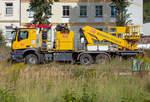 Zweiwegefahrzeug DAIMLER AROCS 3345 mit Hubarbeitsbühne für Bauarbeiten in Demmin abgestellt.