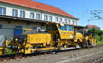 DB Bahnbau Gruppe mit der Schotterplaniermaschine vom Typ Deutsche Plasser SSP 110 SW (SSP 303)  Harzer Roller  (D-DB 99 80 9425 079-7) am 23.06.22 Bahnhof Dessau Hbf.
