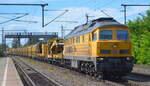 DB Bahnbau Gruppe GmbH, Königsborn mit  233 493-6  (NVR:  92 80 1233 493-6 D-DB ) und einem Gleisbaumaschinenzug u.a.
