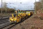 DB Bahnbaugruppe Schotterprofiliermaschine am 27.01.19 in Hanau Hbf 