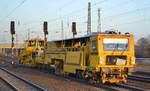 Die DB Bahnbau Gruppe mit der P&T Zweischwellenstopfmaschine 09-32 CSM und Schotterplaniermaschine Typ SSP 110 SW am 10.12.19 Durchfahrt Bf. Flughafen Berlin Schönefeld.