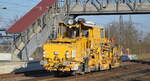 DB Bahnbau Gruppe GmbH mit der P&T Universalschotterplaniermaschine vom Typ USP 2000 SWS  SSP 685  (99 80 9425 057-3) am 10.03.22 Durchfahrt Bf. Saarmund.