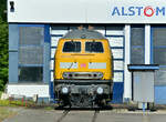 DB Bahnbau Gruppe 218 449 vor der Werkshalle der Firma Alstom in Neckarbischofsheim Nord/Bernau am Sonntag den 7.8.2022 mit dem Tamron 150 - 600mm aufgenommen.