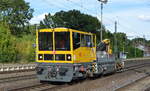 DB Bahnbau Gruppe mit einem BAMOWAG 54.22  GKW 310  ( D-DB 99 80 9420 015-6 ) am 31.08.22 Durchfahrt Bahnhof Niederndodeleben.