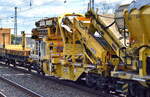 Ein Gleisbauzug der DB Bahnbau Gruppe bestehend aus P&T MFS Materialförder- und Silowagen und dieser von P&T sogenannten Plasser Material Transfer Unit (D-DB 37 80 4563 885-5), der