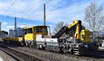 BAMOWAG 54.22 + Drehgestell-Flachwagen der DB Bahnbau Gruppe  GKW 310  (D-DB 99 80 9420 015-6) am 24.02.24 Vorbeifahrt Bahnhof Magdeburg-Neustadt.