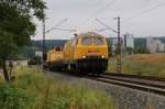 Die 218 304-4 der Bahnbau Gruppe brachte am 10.07.2014 einen Gleiskran in Richtung Süden. Aufgenommen bei Karlstadt.