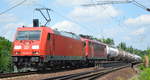 DB Cargo Deutschland AG mit  185 353-0  [NVR-Nummer: 91 80 6185 353-0 D-DB] mit Rpool  155 030-0  [NVR-Nummer: 91 80 6155 030-0 D-Rpool] und einem Ganzzug Druckgaskesselwagen am 20.06.19
