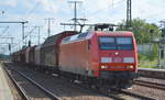 DB Cargo AG mit  145 052-7  [NVR-Nummer: 91 80 6145 052-7 D-DB] und einem kurzen gemischten Güterzug am 21.06.19 Durchfahrt Bahnhof Golm bei Potsdam.
