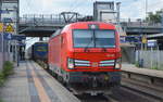 DB Cargo AG mit  193 355  [NVR-Nummer: 91 80 6193 355-5 D-DB] und KLV-Zug (LKW WALTER Trailer) am 01.08.19 Durchfahrt Berlin Hohenschönhausen.