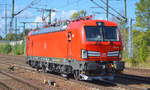 Und wieder mal eine ganz neue Siemens Vectron der DB Cargo AG die bei schönstem Spätsommer Wetter durch den Bahnhof Flughafen Berlin Schönefeld fährt, es ist  193 391  (NVR-Nummer: