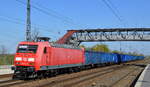 DB Cargo AG [D] mit  145 044-4  [NVR-Nummer: 91 80 6145 044-4 D-DB] fährt mit einem polnischen Kohlezug zum Personalwechsel im Bf, Saarmund ein, 21.04.20  