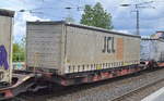 Drehgestell-Tragwagen für Container und Jumbo-Wechselbehälter der DB Cargo, im Bild der Wagen mit der Nr.