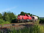 DB Cargo, Voith Gravita 10 BB 261 048-3 ( 9280 1621 048-3 D-DB ) mit einem Schüttgutwagen in Gera auf dem Weg nach Wünschendorf am 13.7.2020