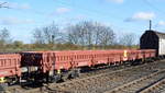 DB Cargo mit einem Drehgestell-Flachwagen mit Seitenborden mit der Nr.