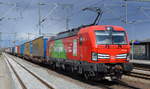 DB Cargo AG [D] mit  193 357  [NVR-Nummer: 91 80 6193 357-1 D-DB] und Taschenwagenzug am 14.04.21 Durchfahrt Bf.