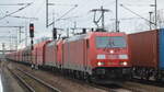 DB Cargo AG [D] mit der Doppeltraktion  185 213-6  [NVR-Nummer: 91 80 6185 213-6 D-DB] +  185 270-6  [NVR-Nummer: 91 80 6185 270-6 D-DB] mit dem Erzzug aus Hamburg Richtung Ziltendorf/EKO am 15.01.22