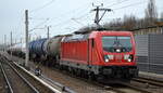 DB Cargo AG [D] mit  187 115  [NVR-Nummer: 91 80 6187 115-1 D-DB] und gemischtem Kesselwagenzug am 18.02.22 Berlin Blankenburg.