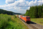 152 049 DB Cargo mit einem Containerzug bei Parsberg Richtung Regensburg, 20.07.2020