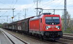 DB Cargo AG, Mainz [D] mit  187 195  [NVR-Nummer: 91 80 6187 195-3 D-DB] und Ganzzug Schiebewandwagen am 27.04.22 Durchfahrt Bf.