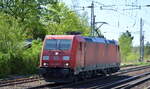 DB Cargo AG [D] mit  185 236-7  [NVR-Nummer: 91 80 6185 236-7 D-DB] Richtung Frankfurt/Oder am 03.05.22 Berlin Hirschgarten.