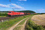 185 274 und 185 050 DB Cargo mit einem Schotterzug bei Wettelsheim Richtung Ansbach, 05.08.2020