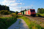 185 399 DB Cargo mit einem Containerzug bei Parsberg Richtung Regensburg, 07.09.2020