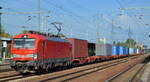 DB Cargo AG [D] mit  193 391  [NVR-Nummer: 91 80 6193 391-0 D-DB] und einem nur mäßig ausgelastetem Containerzug am 05.10.22 Durchfahrt Bahnhof Flughafen BER Terminal 5.