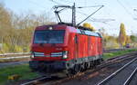 DB Cargo AG [D] mit  193 386  [NVR-Nummer: 91 80 6193 386-0 D-DB] am 28.10.22 Durchfahrt Bahnhof Berlin Hohenschönhausen.