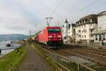 DB Cargo Bombardier Traxx 185 374-6 mit einen Mischer in Rüdesheim am Rhein am 26.11.22