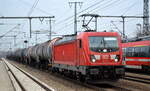 DB Cargo AG [D] mit  187 084  [NVR-Nummer: 91 80 6187 084-9 D-DB] und Kesselwagenzug (Dieselkraftstoff) am 30.11.22 Durchfahrt Bahnhof Golm.