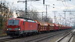 DB Cargo AG [D] mit  193 367  [NVR-Nummer: 91 80 6193 367-0 D-DB] und einem Ganzzug Schüttgutwagen mit Schwenkdach am 30.11.22 Durchfahrt Bahnhof Golm.