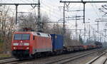 DB Cargo AG [D] mit  152 068-3  [NVR-Nummer: 91 80 6152 068-3 D-DB] und einem gemischten Güterzug bei der Durchfahrt Bahnhof Golm, 30.11.22