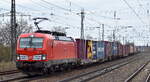 DB Cargo AG [D] mit ihrer  193 373  [NVR-Nummer: 91 80 6193 373-8 D-DB] und einem Containerzug am Haken am 29.03.23 Durchfahrt Bahnhof Saarmund.