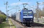DB Cargo AG [D] mit ihrer  145 015-4  [NVR-Nummer: 91 80 6145 015-4 D-DB] und einem Kesselwagenzug am 06.04.23 Durchfahrt Bahnhof Berlin Hohenschönhausen.