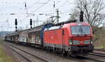 DB Cargo AG [D] mit ihrer  193 371  [NVR-Nummer: 91 80 6193 371-2 D-DB] und einem gemischten Güterzug am 18.04.23 Durchfahrt Bahnhof Saarmund.