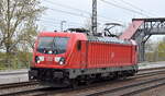 DB Cargo AG [D] mit ihrer  187 161  [NVR-Nummer: 91 80 6187 161-5 D-DB] am 18.04.23 Durchfahrt Bahnhof Saarmund.