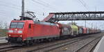 DB Cargo AG [D] mit ihrer  185 143-5  [NVR-Nummer: 91 80 6185 143-5 D-DB] und einem Coilzug Richtung Rbf.